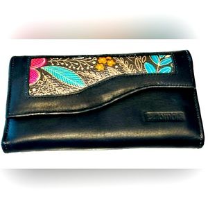 Y2K Colombia Trifold Women’s Black Leather Wallet Floral Design Flowers NWOT